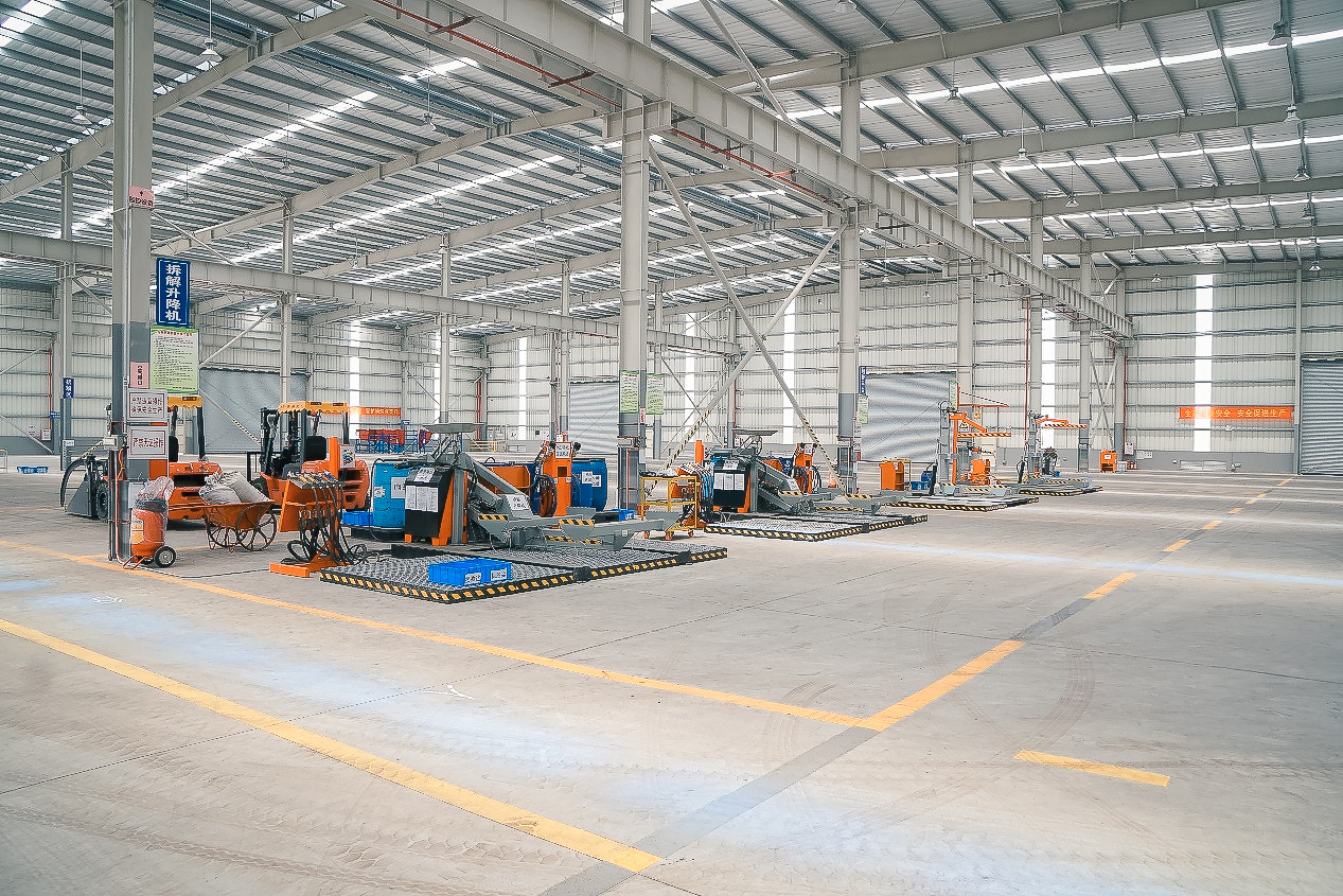 拥有现代化的拆解车间,废铁加工设备与高效环保化的汽车拆解流水线,零